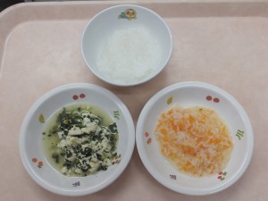 離乳食4 つぶしがゆ 豆腐と小松菜の煮つぶし そうめんと人参と玉葱の煮つぶし