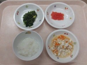 離乳食3 つぶしがゆ 豆腐のそぼろ煮 さつま芋と小松菜のマッシュ トマト