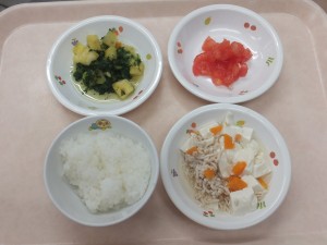 離乳食1 なんはん 豆腐のそぼろ煮 さつま芋と小松菜の含め煮 トマト