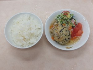 幼児食 ご飯 和風ハンバーグ ポパイサラダ トマト