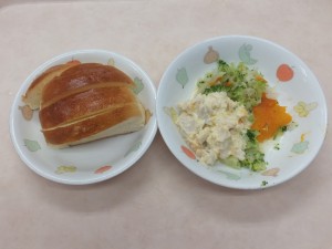 離乳食1 ロールパン ささみの卵とじ コーススロー ブロッコリー ほくほく南瓜