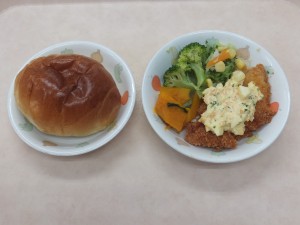 幼児食 ロールパン ささみのフライタルタルソース コールスロー ブロッコリー ほくほく南瓜