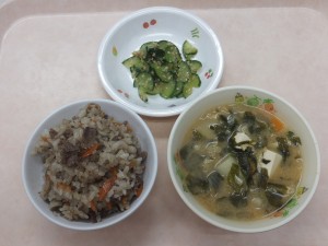 幼児食 牛肉とごぼうの混ぜご飯 五目みそ汁 きゅうりもみ