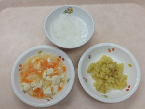 離乳食2 つぶしがゆ 人参とじゃが芋と豆腐のつぶし煮 さつま芋マッシュ