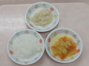 離乳食2 つぶしがゆ ささみとキャベツのつぶし煮 人参とキャベツとさつま芋のつぶし煮