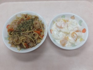 幼児食 焼きそば フルーツヨーグルト