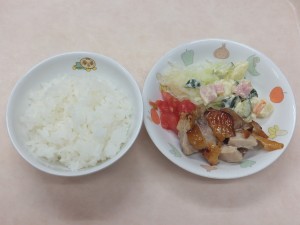 幼児食 ご飯 鶏の照り焼き マセドアンサラダ ボイルキャベツ トマト