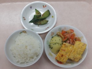 幼児食 ご飯 ツナ入り厚焼き卵 スパゲティソテー グリーンポテト きゅうりのおかか和え （保育所で収穫したよ）