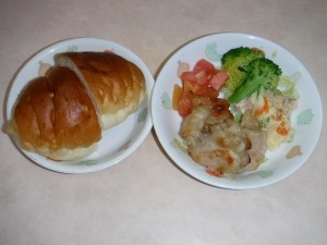 幼児食 ロールパン からあげ ボイルキャベツ ブロッコリー トマト