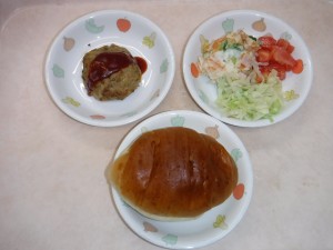 幼児食 ロールパン 豆腐ハンバーグ ポテトサラダ ボイルキャベツ トマト