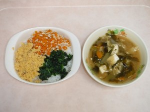 幼児食 三色丼 みそ汁