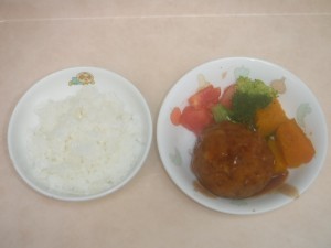 幼児食 ご飯 煮込みハンバーグ トマト ブロッコリー ほくほくかぼちゃ 