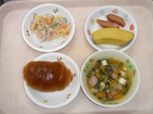 幼児食 ロールパン 野菜スープ マカロニサラダ ウインナー バナナ