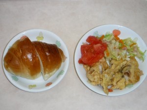 幼児食 ロールパン 魚のてんぷら 野菜ソテー トマト