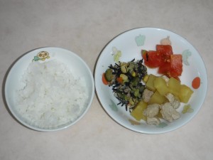 幼児食2 ご飯 豚肉とさつま芋の煮物 ひじきサラダ トマト