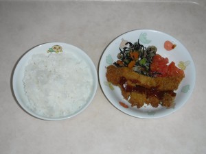 幼児食 ご飯 豚カツ ひじきサラダ トマト