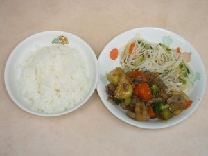 幼児食 ご飯 牛肉と根菜の炒め物 ビーフンの中華サラダ