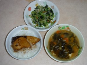 幼児食 かば焼き丼 みそ汁 ごま和え