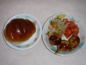 幼児食 ロールパン 豆腐のまり揚げ 春雨の酢の物 トマト