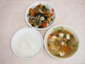 幼児食 ご飯 鶏肉と若布の煮物 みそ汁