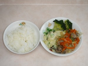 幼児食 ご飯 焼肉 じゃが芋の塩昆布サラダ ブロッコリー