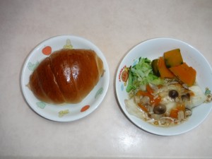 幼児食 ロールパン 魚のきのこあんかけ ボイル野菜