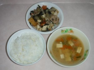 幼児食 ご飯 鶏肉と若布の煮物 味噌汁