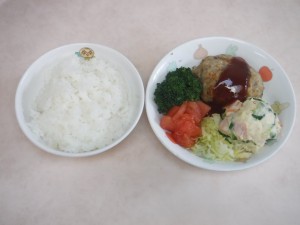 幼児食 ご飯 豆腐ハンバーグ ポテトサラダ ボイルキャべツ トマト ブロッコリー （保育所栽培　　　　　　　　きりん組収穫）