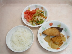 幼児食 ご飯 魚と野菜の煮物 なるとサラダ トマト