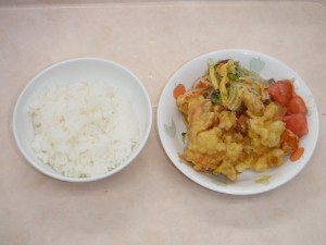 幼児食 ご飯 魚のコーン揚げ 伴三絲 トマト