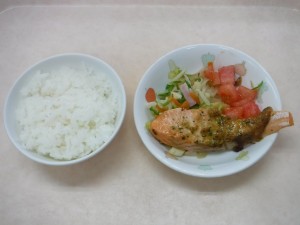 幼児食 ご飯 魚の味噌マヨネーズ焼き 野菜ソテー トマト