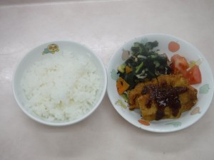 幼児食 ご飯 豚カツ ひじきサラダ トマト