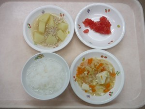 離乳食 おかゆ じゃが芋のそぼろ煮 豆腐と人参とキャベツの炊き合わせ トマト