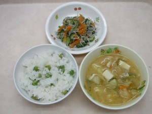 幼児食 ピースご飯 味噌汁 きゅうりもみ