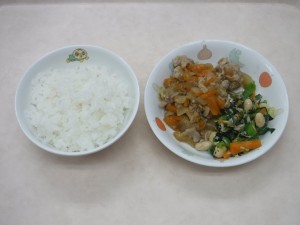 幼児食 ご飯 豚肉のしょうが焼き 大豆と青菜のサラダ