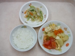 離乳食2 ご飯 豆腐と卵と人参の炊き合わせ 春雨の酢の物 トマト