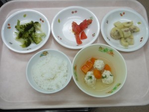 離乳食2 ご飯 つくね汁 ブロッコリーの煮浸し トマト 煮バナナ