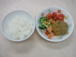 幼児食 ご飯 つくねのごま焼き ブロッコリーサラダ トマト