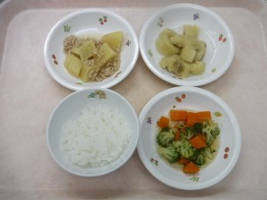 離乳食2 ご飯 じゃが芋のそぼろ煮 ブロッコリーと人参の炊き合せ 煮バナナ