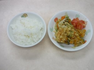 幼児食 ご飯 野菜のかき揚げ 甘酢和え トマト