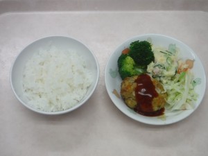 幼児食 ご飯 豆腐ハンバーグ ポテトサラダ ブロッコリー ボイルキャベツ