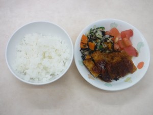 幼児食 ご飯 トンカツ ひじきのサラダ トマト