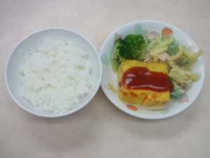 幼児食 ご飯 キャロットオムレツ マカロニサラダ ブロッコリー ボイルキャベツ