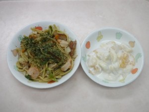 幼児食 焼そば フルーツヨーグルト