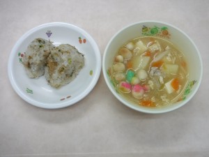 幼児食 すだちしょう油のじゃこにぎり 豚汁