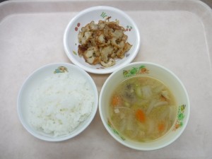 幼児食 ご飯 アスパラガスとじゃが芋の味噌汁 竹輪の照り煮