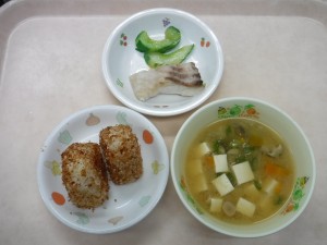幼児食 おにぎり 味噌汁 鯛の塩焼き きゅうりの塩もみ （保育所で収穫したよ）