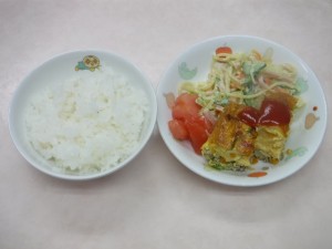 幼児食 ご飯 オムレツ スパゲティサラダ トマト