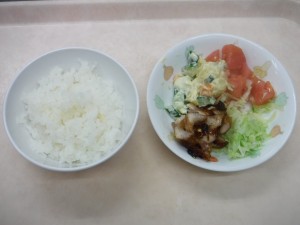 幼児食 ご飯 鶏の照り焼き マセドアンサラダ ボイルキャベツ トマト
