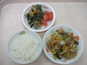幼児食 ご飯 焼肉 鳴門サラダ トマト